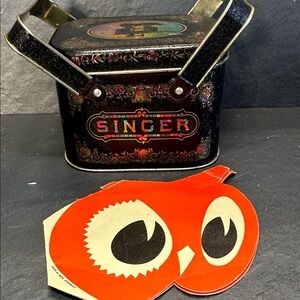 Singer Vintage Tin Box with Handles& Vtg sewing needles.